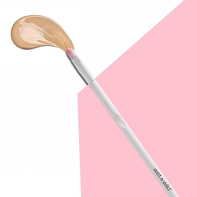 Wet 'n' Wild Makeup Brush, Small Concealer Brush, Firm Brush with Flat Head, Ideal for Small Areas to Cover, Easy-to-use Makeup Brushes, 1 Count (Pack of 1)