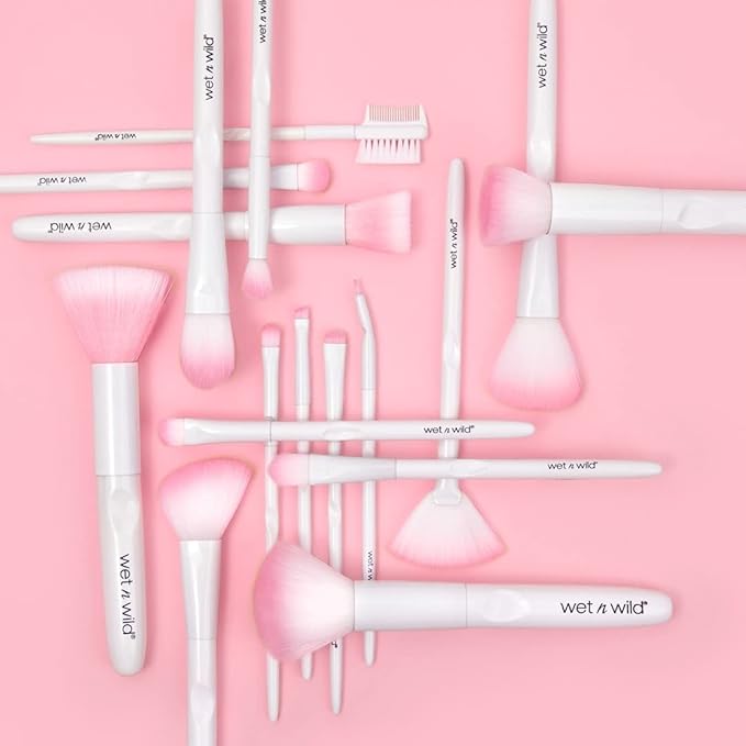 Wet 'n' Wild Makeup Brush, Small Concealer Brush, Firm Brush with Flat Head, Ideal for Small Areas to Cover, Easy-to-use Makeup Brushes, 1 Count (Pack of 1)