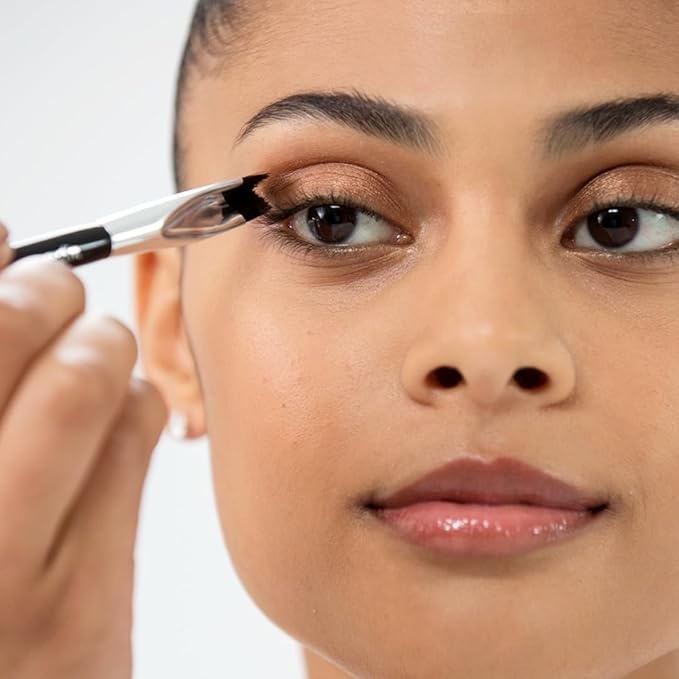 The Corner Brush Eye Stamper | Smokey eye & eyeliner brush, dual-ended, angled and precise, soft vegan bristles, Woosh Beauty