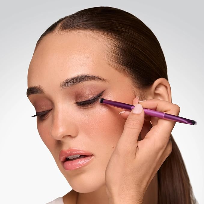 Real Techniques Liner & Smudge Brush, Dual-Ended Eye Brush for Eyeliner, Eyeshadow & Smoky Eye Blending, Precision Detail Makeup Brush with Soft Bristles, Cruelty-Free, 1 Count
