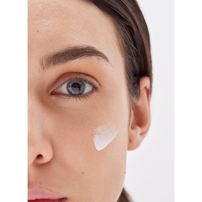 BABE Super Fluid Sunscreen Mattifying SPF 50-50 ML -High daily protection and super-fluid oil-free texture that adapts to your skin.