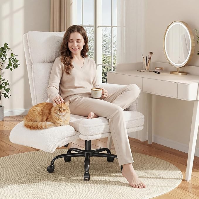 Criss Cross Chair with Armrests & Wheels for Cross-Legged Sitting，Ergonomic Computer Gaming Chair with Two Side Pockets，Teddy Plush Wide Seat Reclining Desk Chair for Home,Office,Beige